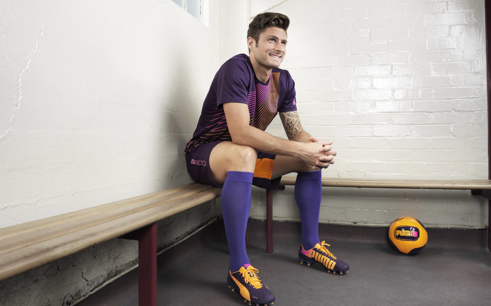 英超边缘球员角色转型与职业可持续发展研究,英超足球球星