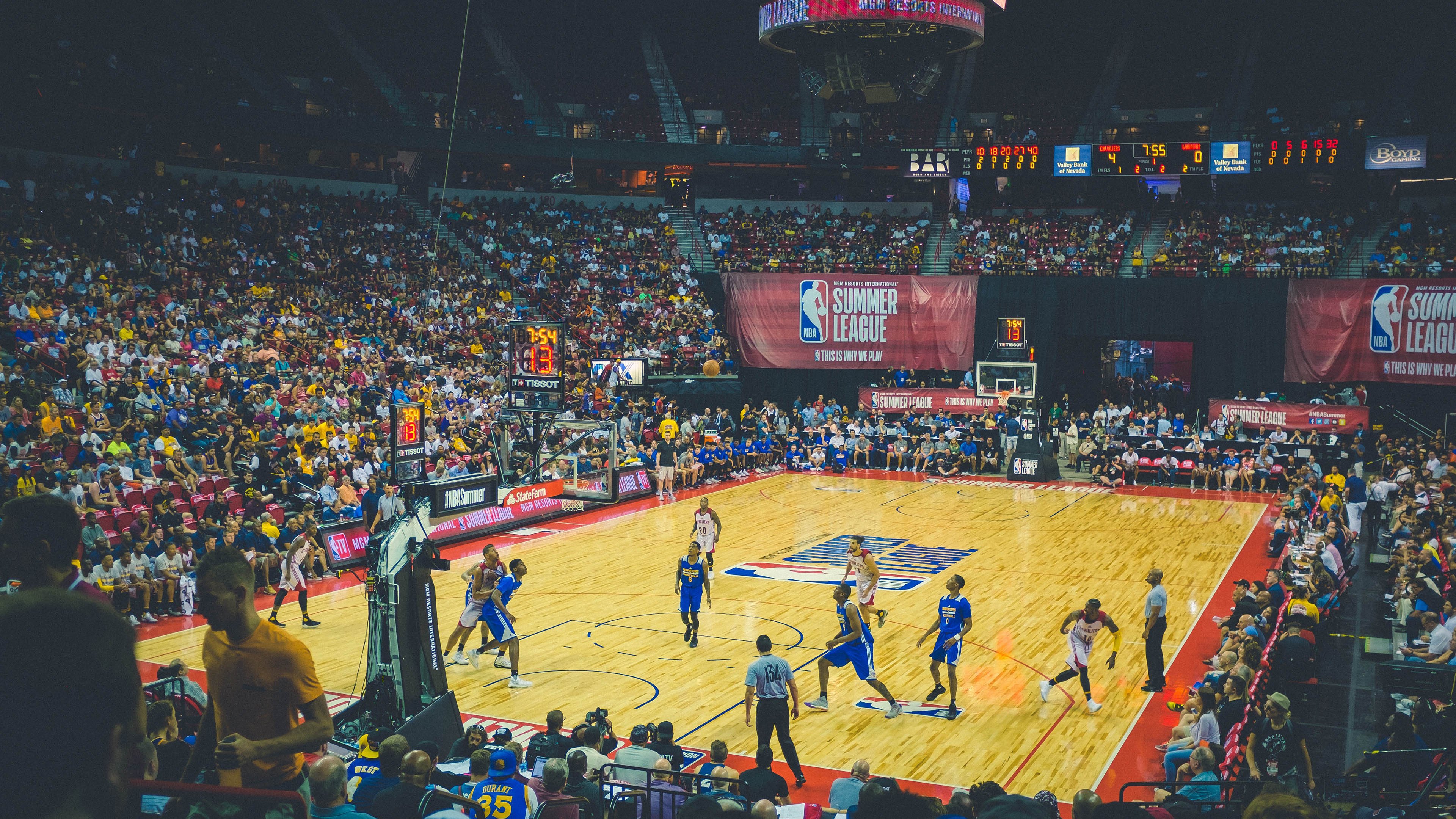 “东部新区赛场：六人制袋棍球给观众带来全新体验”