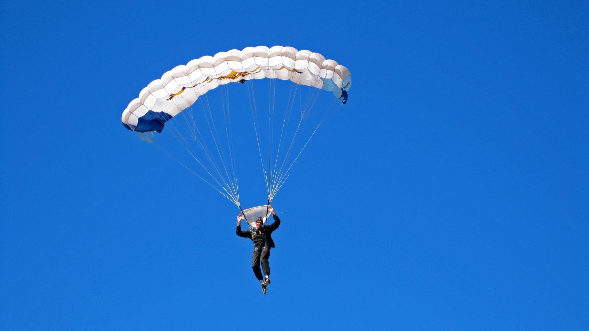 比赛暂停环节引入健康提示互动短片，暂缓比赛的通知
